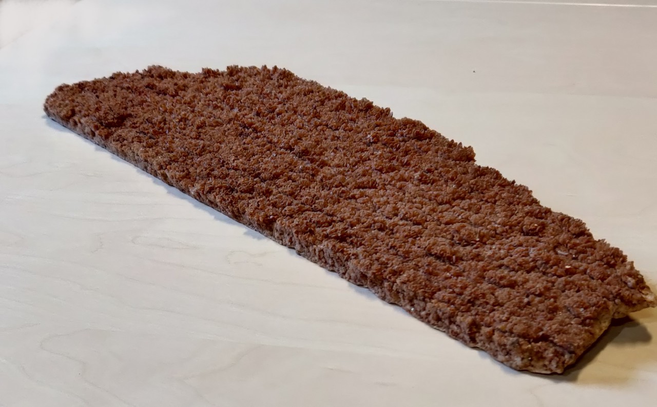 Auf dem Bild sieht man eine kristallisierte hellbraune Platte, den Weinstein.